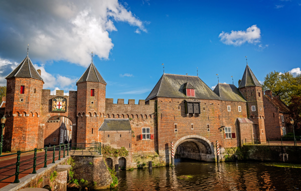 Каменные стены города Амерсфорт у воды, Нидерланды