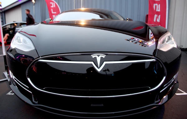 Черный электрический автомобиль Tesla Model 3, 2018 вид спереди