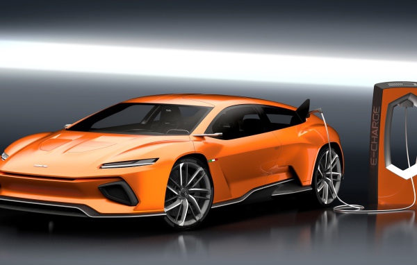 Оранжевый электромобиль GT Zero на заправке