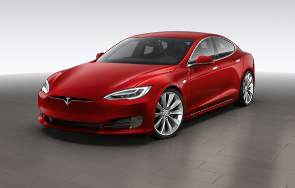 Электрокар Tesla Model S 2016 года