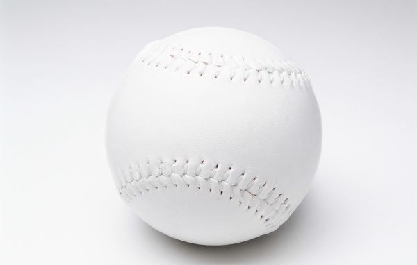 Белый бейсбольный мяч на белом фоне 