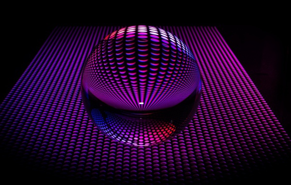Большая стеклянная сфера на фиолетовом фоне в 3D-графике