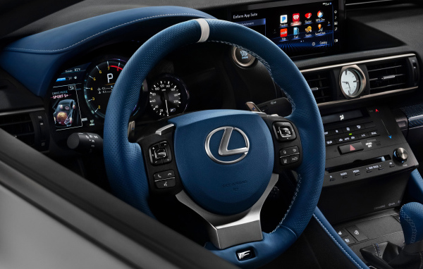 Кожаный руль и приборная панель автомобиля Lexus RC F, 2018