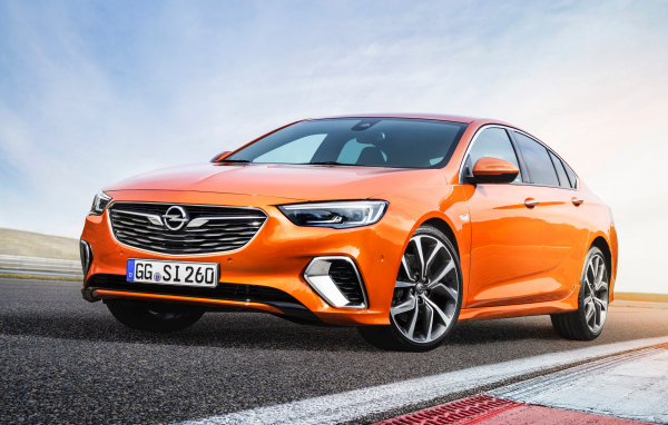 Оранжевый автомобиль Opel Insignia GSi, 2018 на дороге