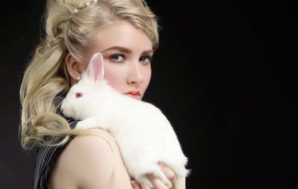 Красивая блондинка с белым кроликом на плече