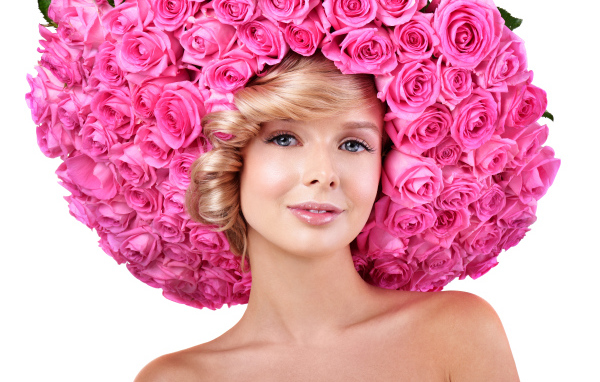 Голубоглазая блондинка с розовыми розами на белом фоне 