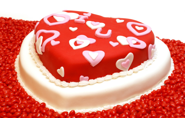 Большой красивый торт в форме сердца на День всех влюбленных 14 февраля