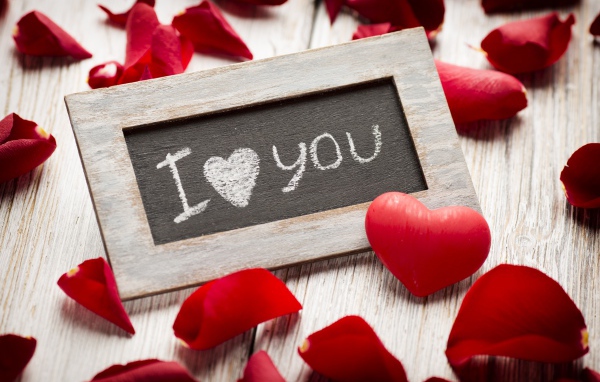 Деревянная рамка с лепестками роз и сердечком на День Святого Валентина