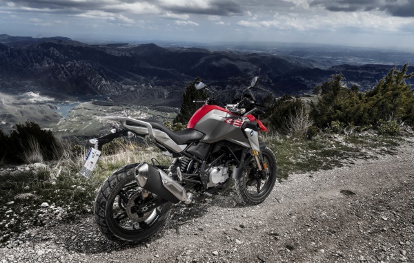 Спортивный мотоцикл BMW G 310 GS, 2017 на фоне гор