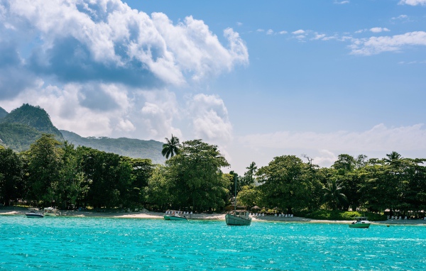 Лодки у берега острова Маэ на Сейшельских островах под красивым небом