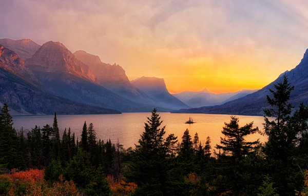 Горы, озеро и хвойный лес на рассвете, Национальный парк Глейшер, США