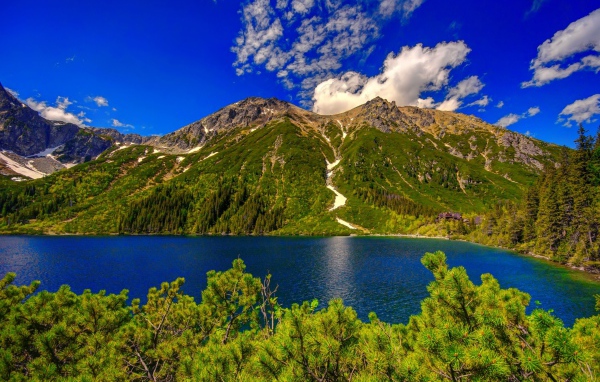 Вид на озеро у горы Татры на фоне красивого голубого неба
