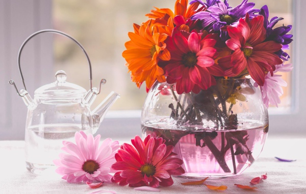 Букет цветов в стеклянной вазе на столе