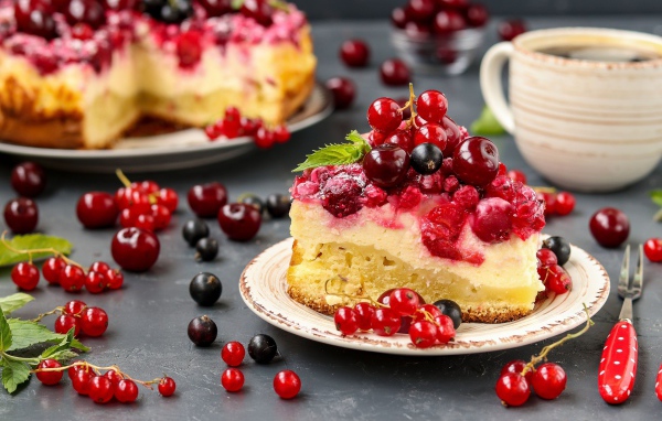 Кусок пирога с ягодами и творогом