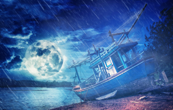 Старая лодка на берегу при свете луны под дождем