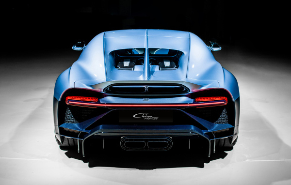Автомобиль Bugatti Chiron Profilee вид сзади