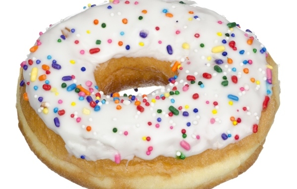 Большой круглый пончик в глазури на белом фоне