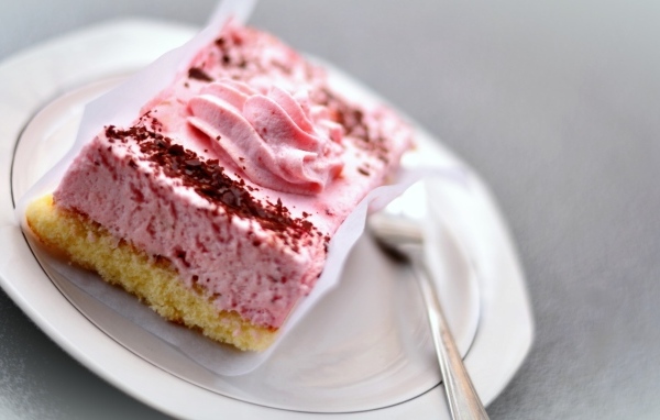 Торт с розовым клубничным муссом