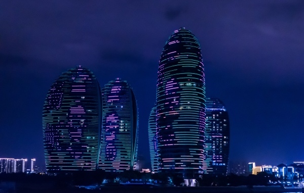 Небоскребы города Санья  ночью, Китай