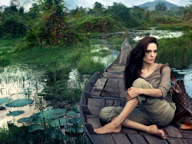 Анджелина Джоли в лодке (Angelina Jolie)
