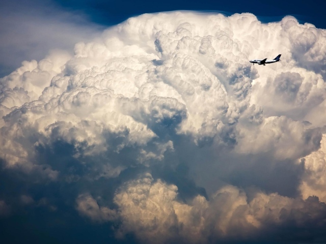 Самолет в облоках