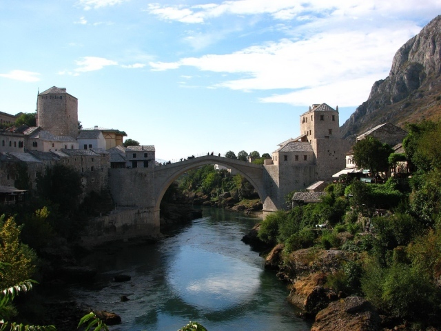 Крепость с мостом через реку