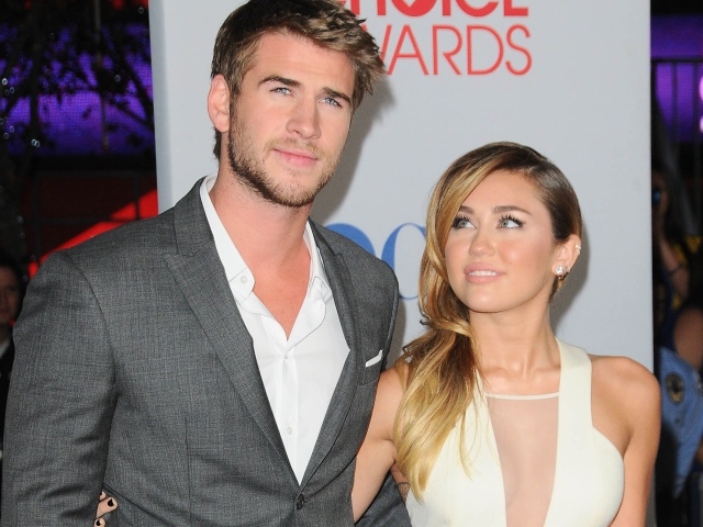 Beautiful Miley Cyrus and Liam Hemsworth on the red carpet