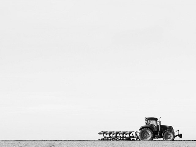 Tрактор в поле
