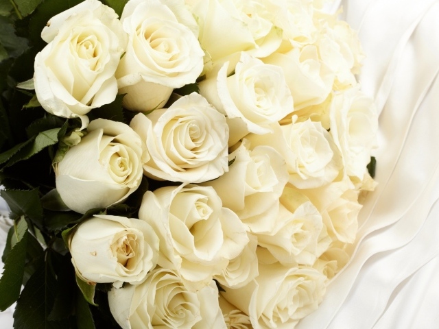 http://www.zastavki.com/pictures/640x480/2014/Holidays___Weddings_White_roses_in_a_bouquet_for_the_bride_056313_29.jpg