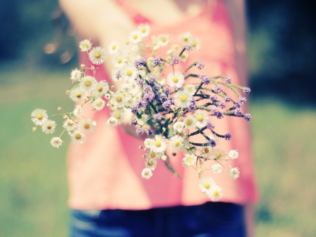 Девочка с букетом цветов