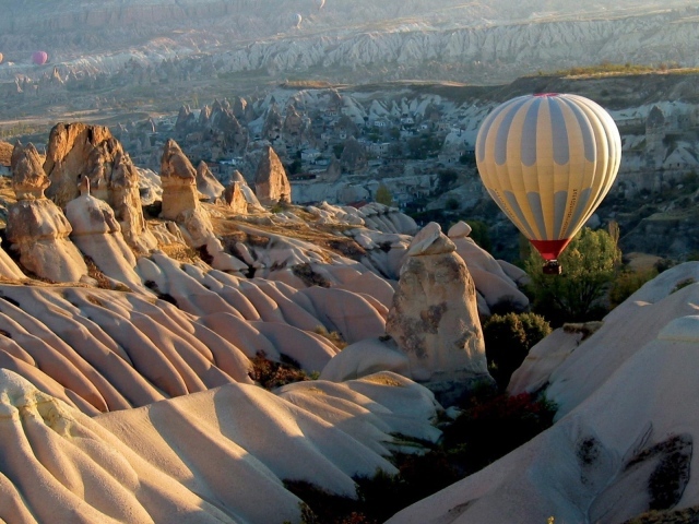 Воздушный шар над белыми горами