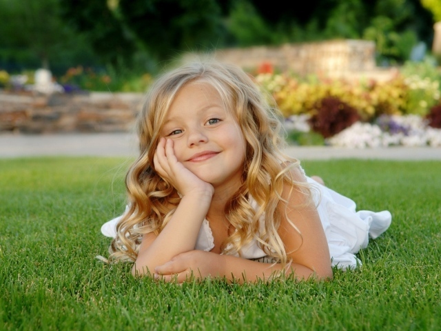 Маленькая девочка на газоне