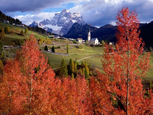 Осенний пейзаж на горнолыжном курорте Сельва, Италия