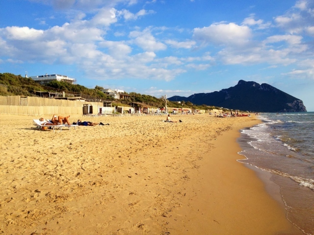 Золотой пляж на курорте Сабаудия, Италия
