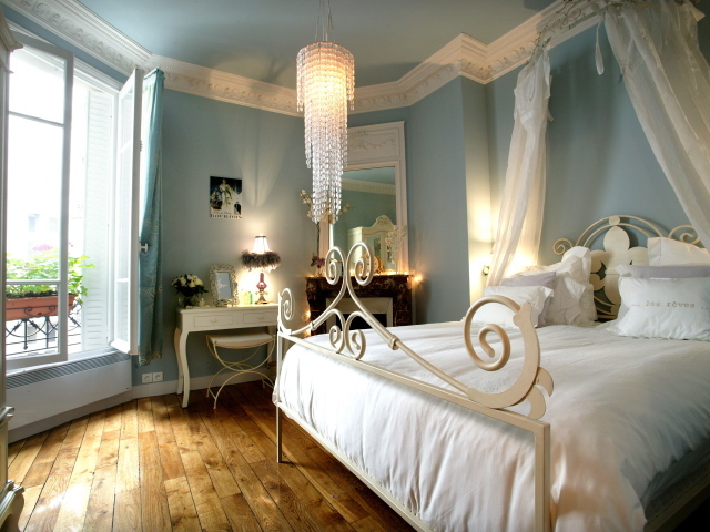Кровать с балдахином в спальне