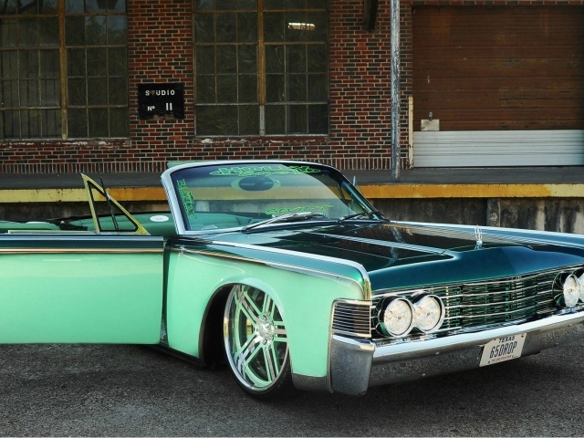 Зеленый автомобиль Lincoln Continental