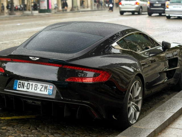 Черный Aston Martin One-77