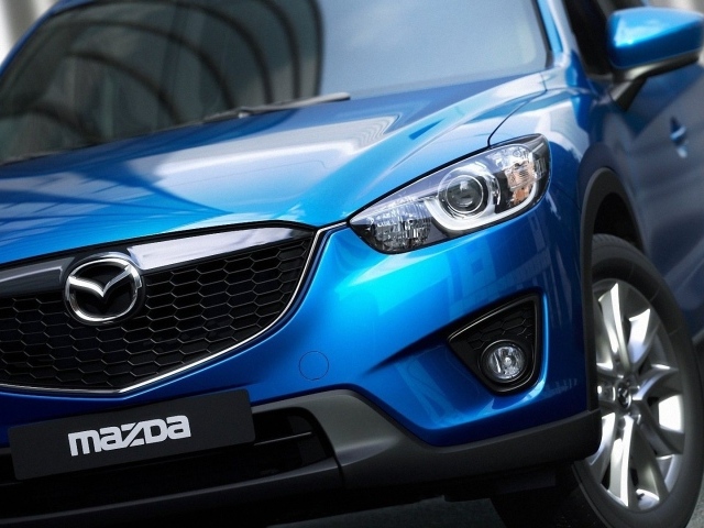 Голубой автомобиль Mazda CX-5