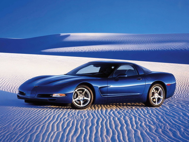 Синий автомобиль в голубой пустыне