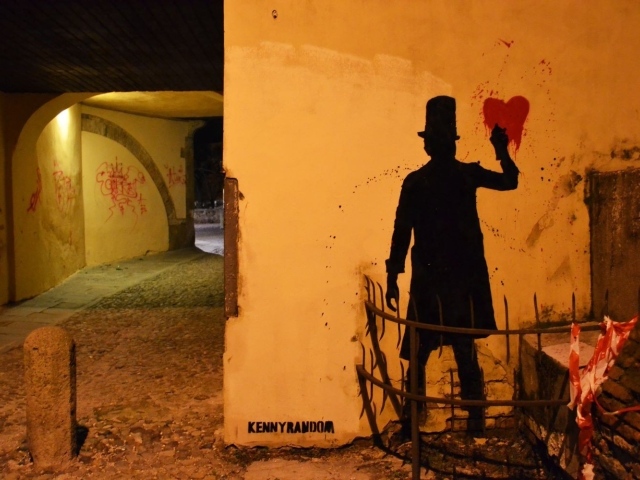 Тень рисует сердце на стене