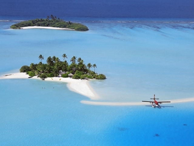 Одномоторный самолет на воде у тропических островов