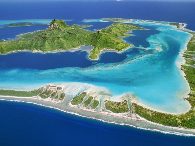 Рифы вокруг островка в океане