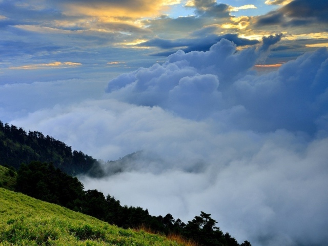 Горная долина скрыта облаками