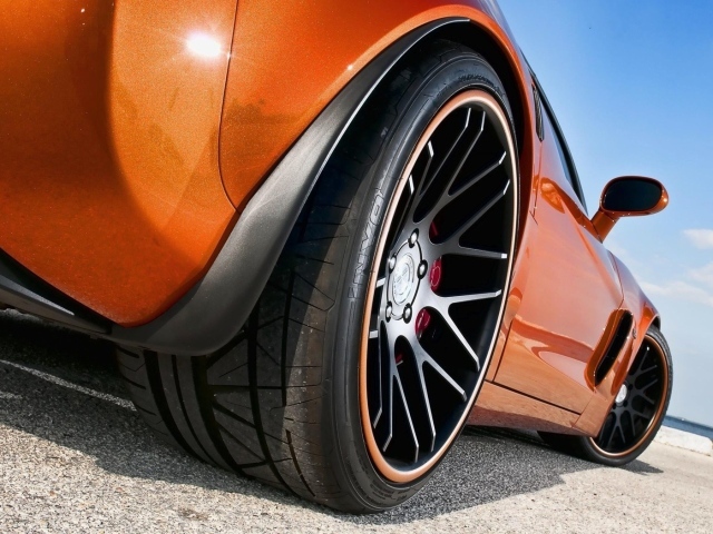 Черные колеса оранжевого авто