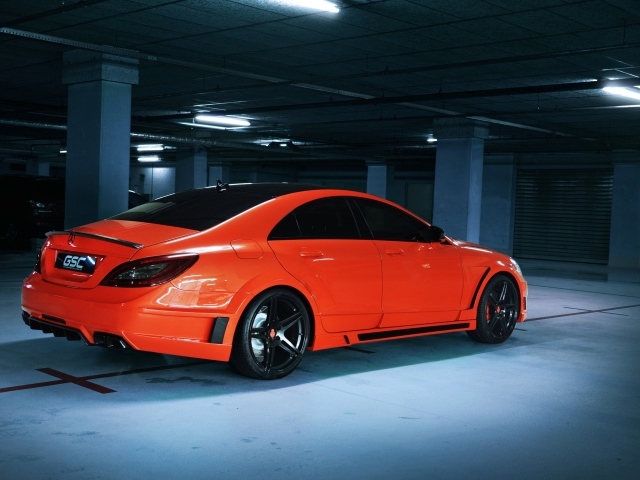 Красный Mercedes-Benz на парковке в подвале