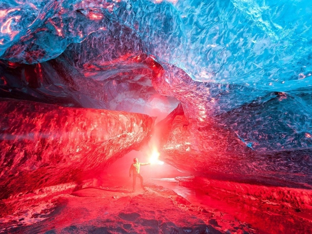 Красный свет в ледяной пещере