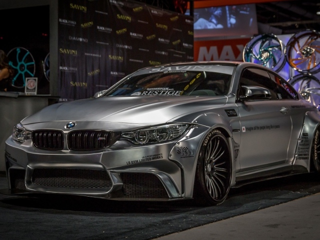 Серебристый автомобиль BMW M4