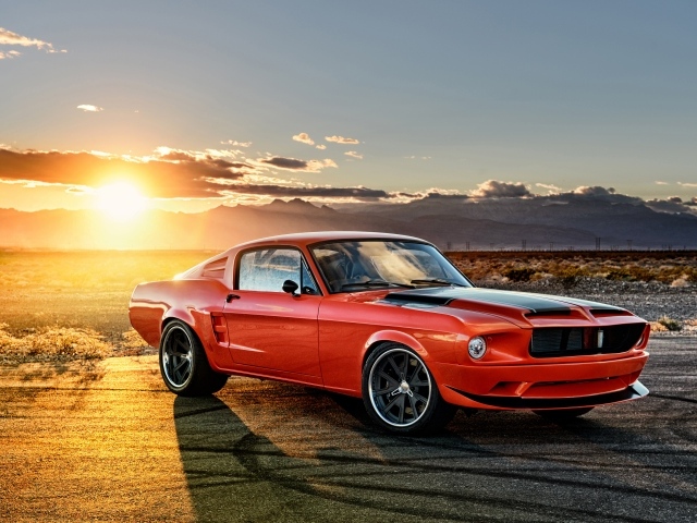 Красный автомобиль Ford Mustang на закате солнца