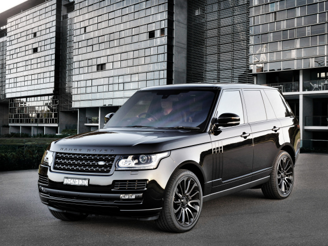 Красивый черный автомобиль Land Rover Vogue