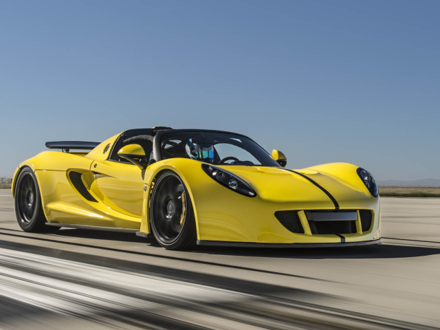 Желтый спортивный автомобиль Hennessey Venom GT на трассе